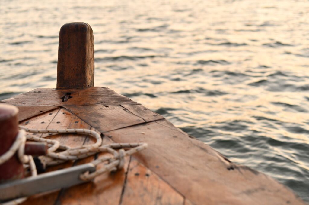 El silencio esmeralda de los backwaters de Kerala: navegación en kettuvallam y la ciencia del bienestar en la costa de Malabar