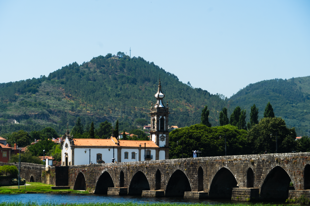 El latido secreto de las termas de Ourense: hidroterapia fluvial y arquitectura de piedra en el valle del Miño