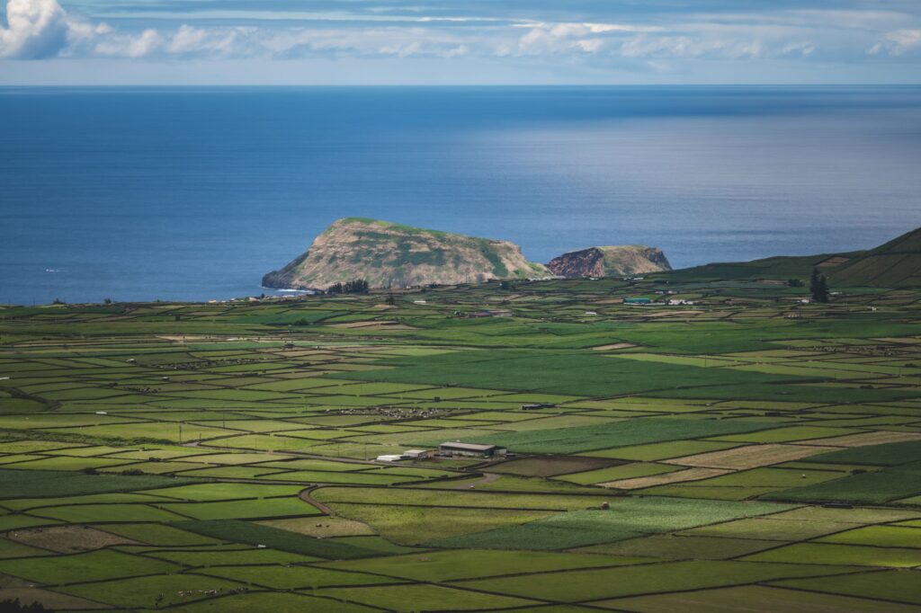 El laberinto de las mareas de basalto: cómo el transporte multimodal sostenible redefine la conectividad en las islas de Faial