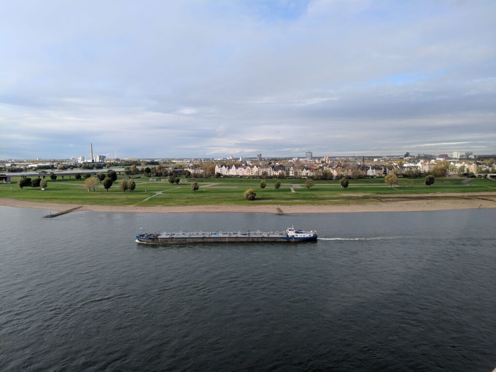 El pulso del Rin: cómo la navegación fluvial sostenible transforma el transporte de mercancías y pasajeros en Europa
