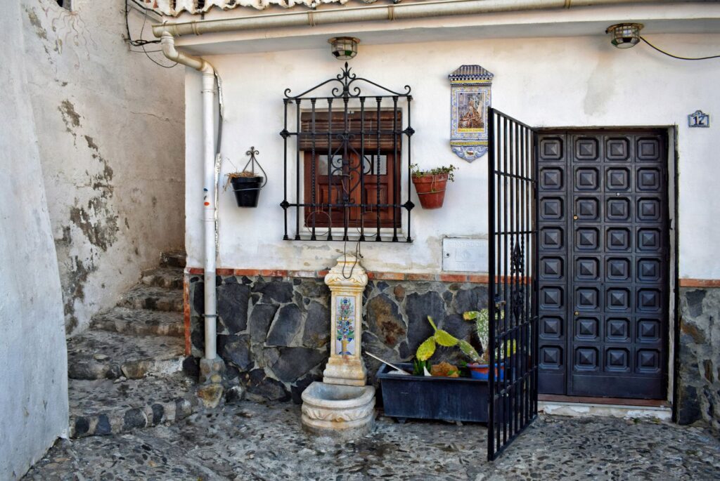 El secreto de la piedra y la alcaparra: la liturgia del Mercado Central de Almería y los tesoros del Cabo de Gata