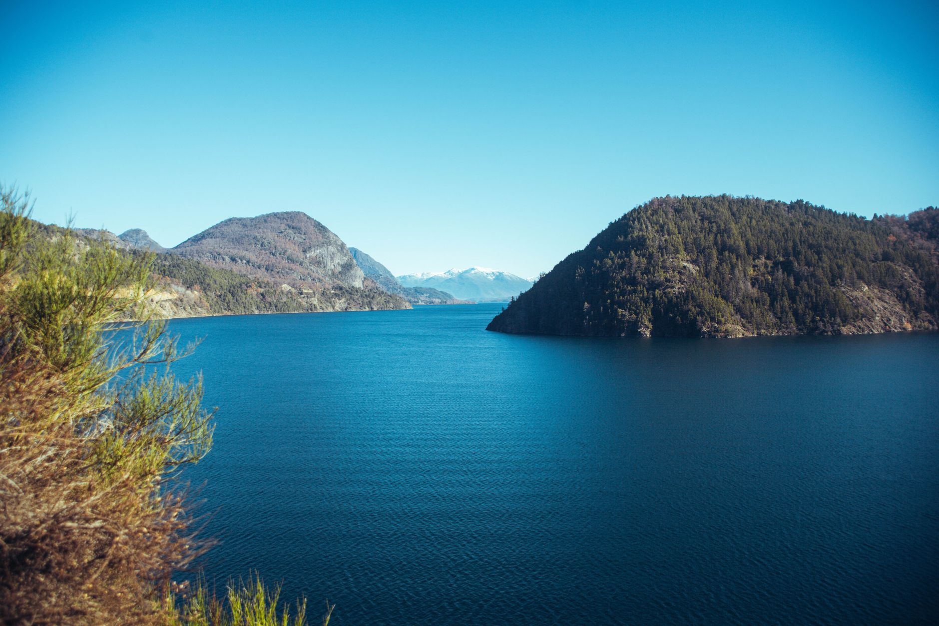 El silencio milenario de los canales de la Patagonia chilena: navegación de cabotaje y arquitectura palafítica en los canales australes