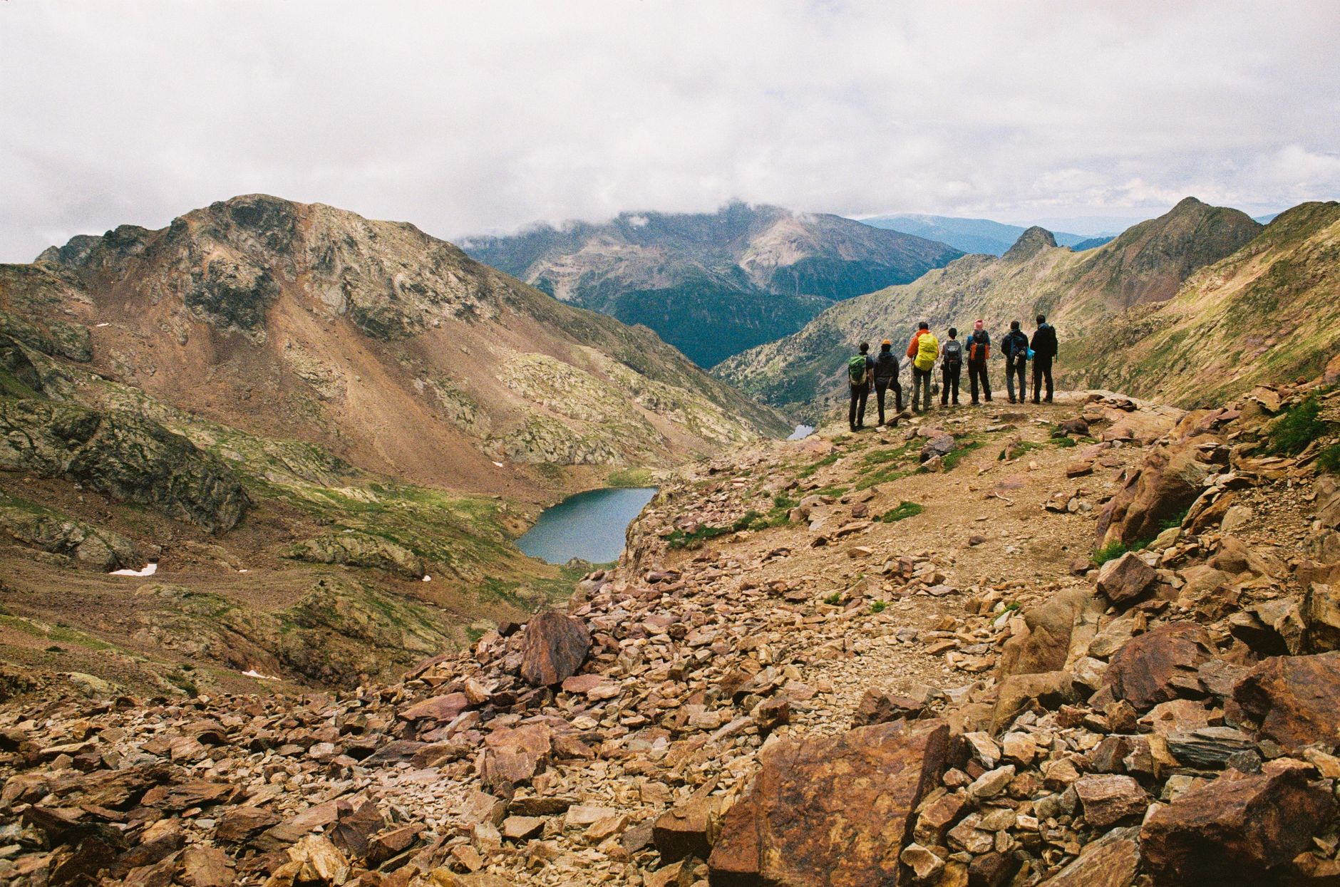 La Travesía del Sendero de Alta Ruta de los Pirineos: Guía de Expedición y Senderismo por la Cresta Fronteriza