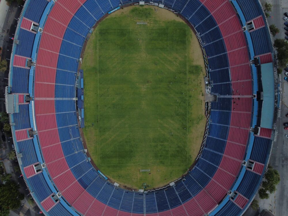 El templo de los noventa minutos: Cómo entender la cultura del fútbol en Chile a través de sus estadios