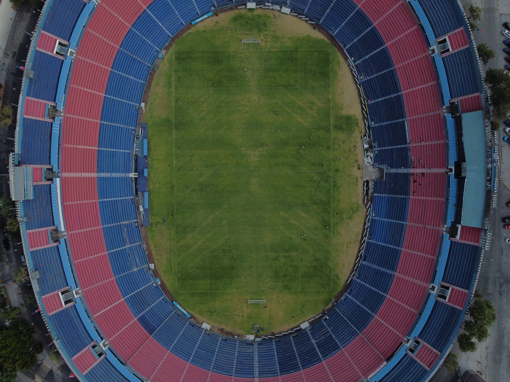 El templo de los noventa minutos: Cómo entender la cultura del fútbol en Chile a través de sus estadios
