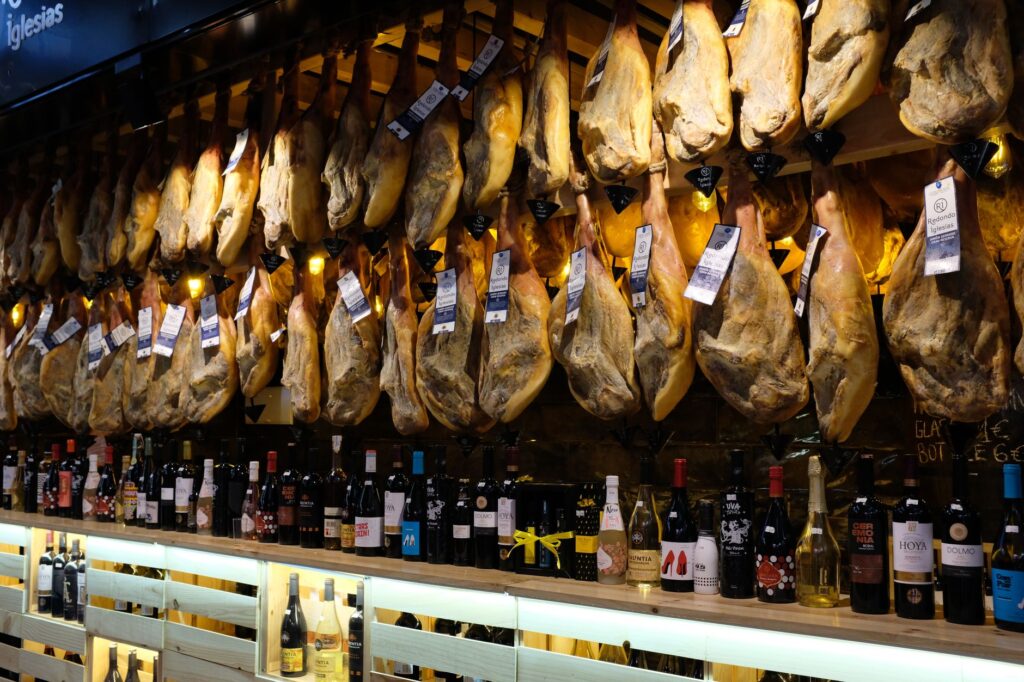 El secreto de la piedra y el estuario: la liturgia del Mercado Central de Santander y los tesoros de la Bahía