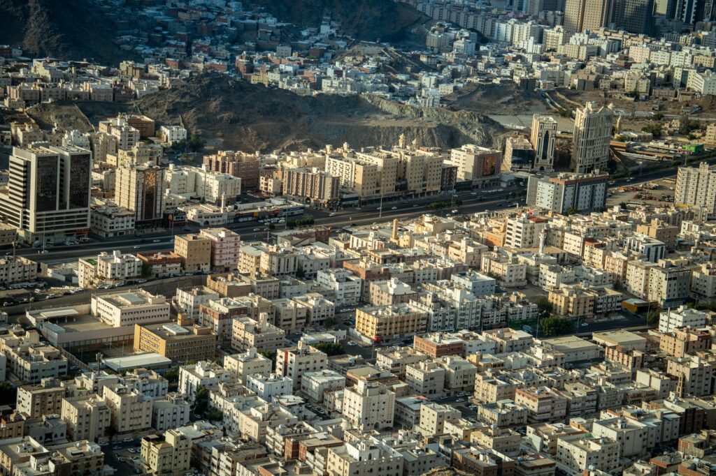 El latido intermodal de la región de Al-Baha: Autobuses de pendiente, pistas agrícolas y la frágil conectividad de los escalones de Sarawat