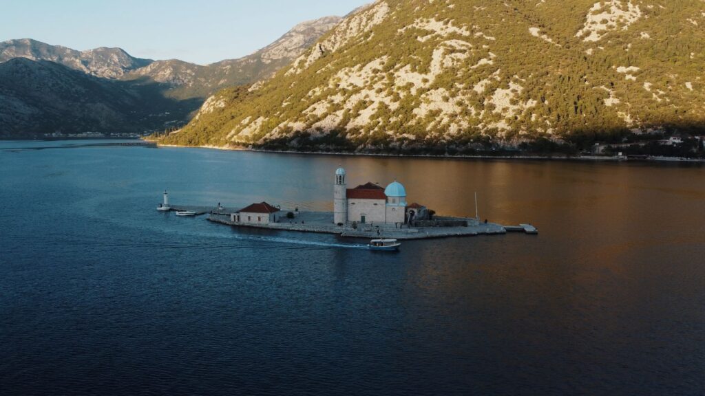 El pulso submarino de los fiordos de Kotor: ingeniería marítima y arquitectura defensiva en la bahía de Montenegro