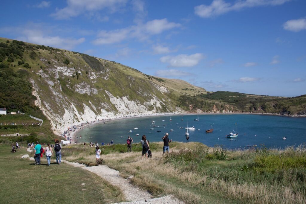 La Travesía del Sentero de la Costa Jurásica: Guía de Expedición y Senderismo por los Acantilados Fósiles de Dorset y Devon