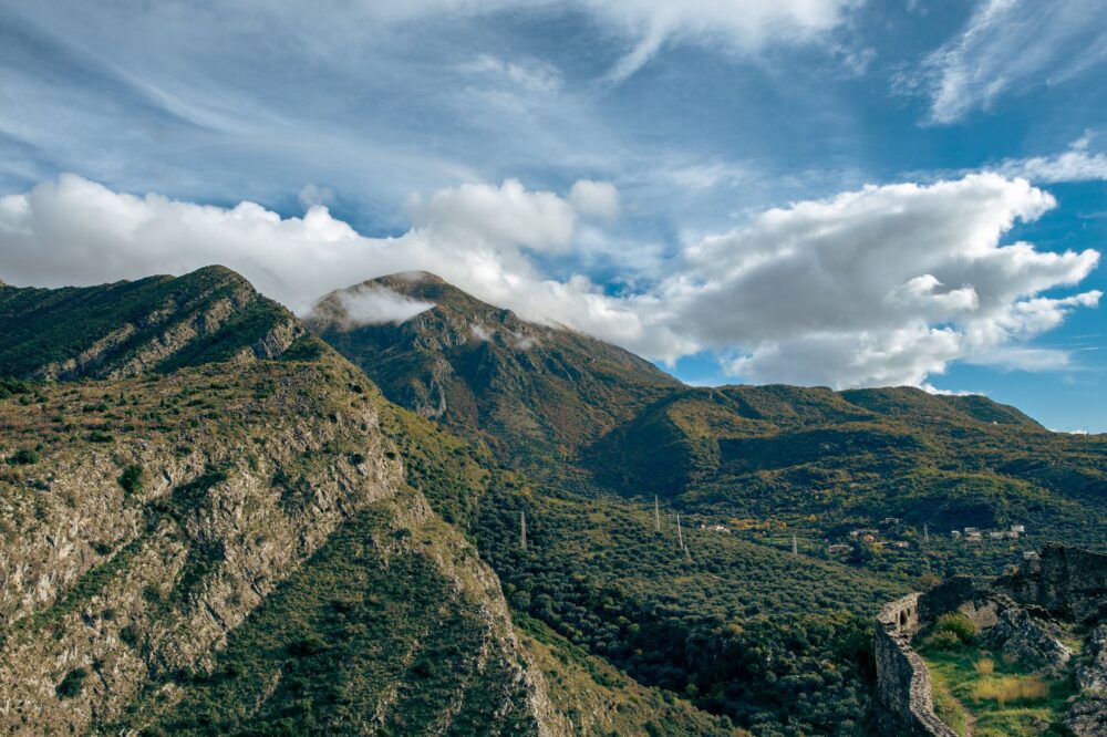 El latido meridional del Peloponeso: Ingeniería de pasos de montaña, puertos históricos y la conectividad interior de Mani