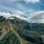 El latido meridional del Peloponeso: Ingeniería de pasos de montaña, puertos históricos y la conectividad interior de Mani