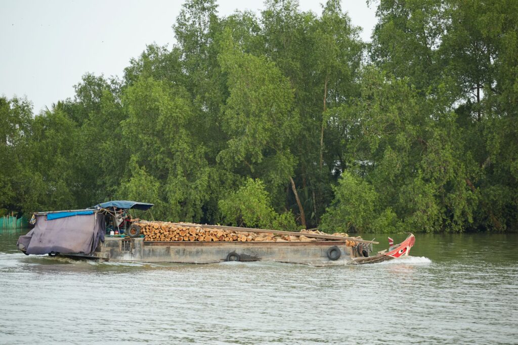 El laberinto intermodal del delta del Mekong: sampanes a motor, pasarelas de bambú y la frágil conectividad de un humedal vietnamita