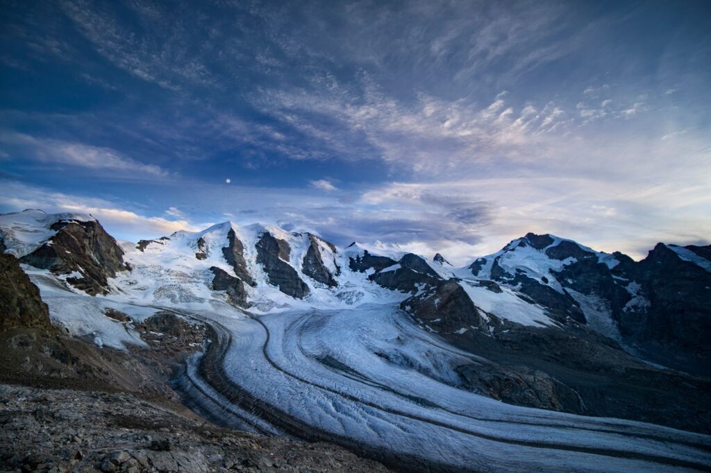 El latido alpino del Bernina Express: ingeniería ferroviaria y el pulso vertical de los valles de los Grisones