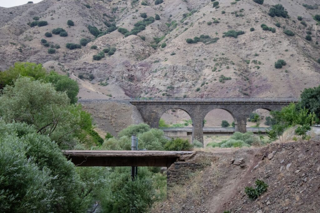 El laberinto ferroviario de las tierras altas de Anatolia: locomotoras diésel, desfiladeros de estepa y la frágil conectividad de la línea de Van