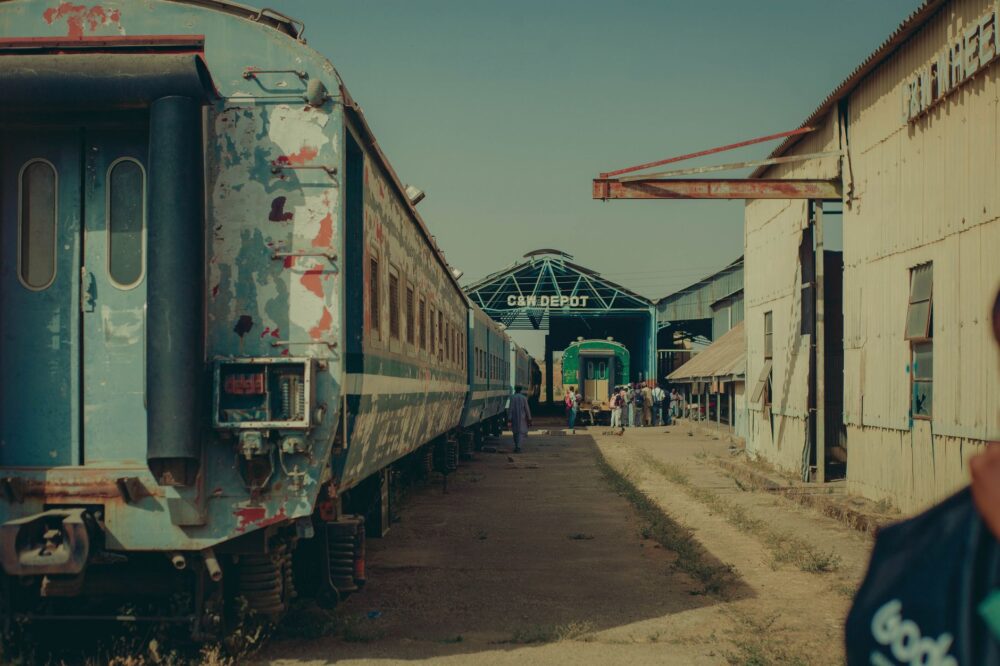 El latido de la trocha y el escarpe: la odisea logística y patrimonial del tren de Dakar a Níger en el Sahel