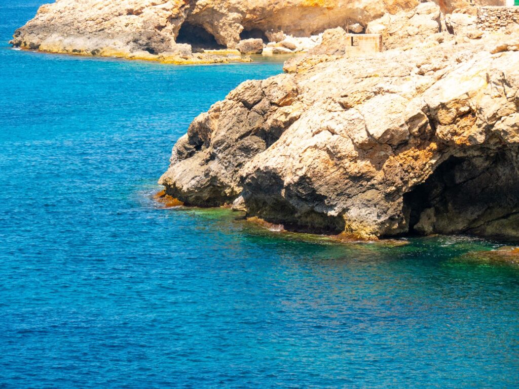 El refugio de la foca monje en las Cicladas: oceanografía, dinámicas litorales y conservación en el mar Egeo