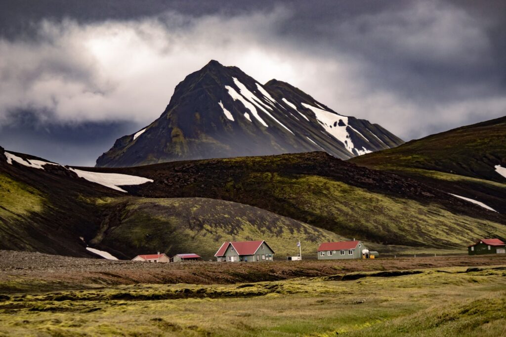 La Travesía del Sentero de Laugavegur en Islandia: Guía de Expedición y Senderismo por las Tierras Altas Volcánicas