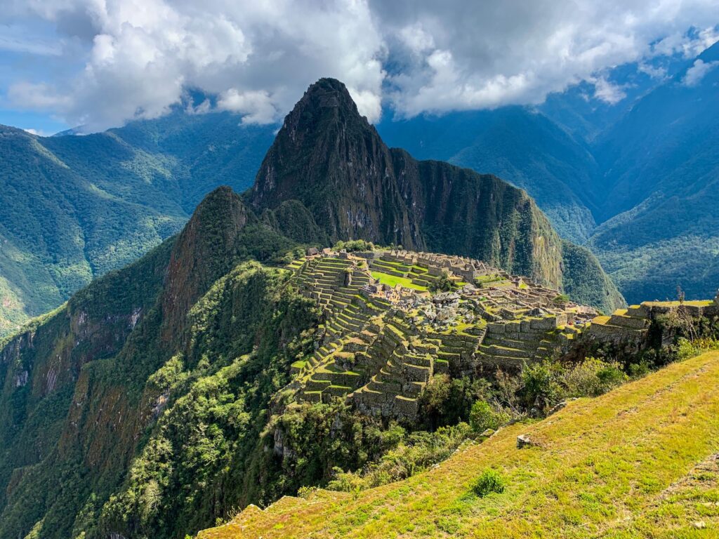 El laberinto de altura en los Andes: Logística, trenes de cremallera y la conectividad invisible de Machu Picchu