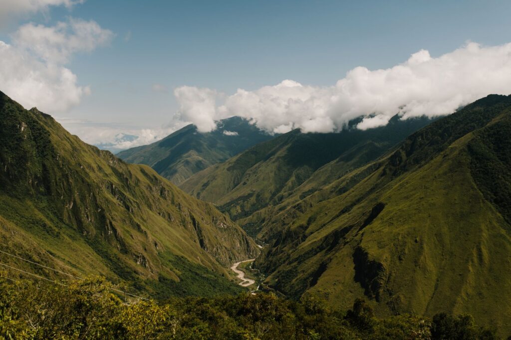 El laberinto de piedra y vapor: Ingeniería, geología y la conectividad invisible del Ferrocarril Trans-Andino central de Perú