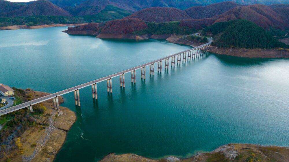 El latido mineral del Expreso de Tesalia: ingeniería de montaña y valles colgados en el corazón de Grecia