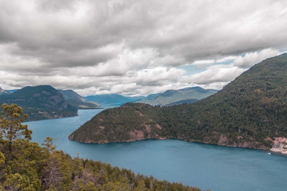 El silencio milenario de los fiordos de la Patagonia chilena: navegación de cabotaje y arquitectura palafítica en los canales australes