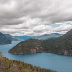 El silencio milenario de los fiordos de la Patagonia chilena: navegación de cabotaje y arquitectura palafítica en los canales australes