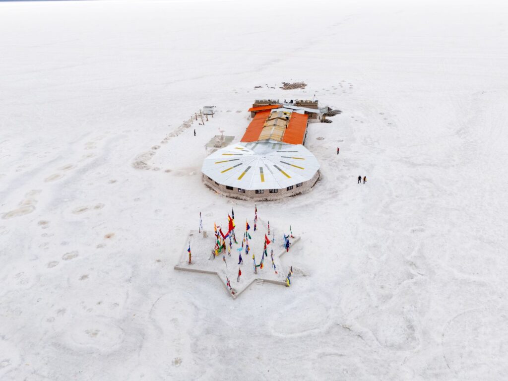 El laberinto de las estepas salinas: cómo la movilidad eléctrica compartida y los senderos mineros transforman el transporte en el Salar de Uyuni