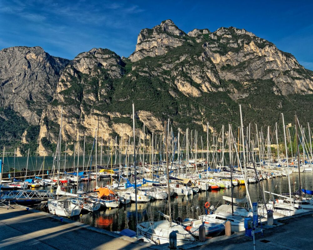 El laberinto intermodal del lago de Garda: transbordadores, vientos y la frágil movilidad entre orillas alpestres