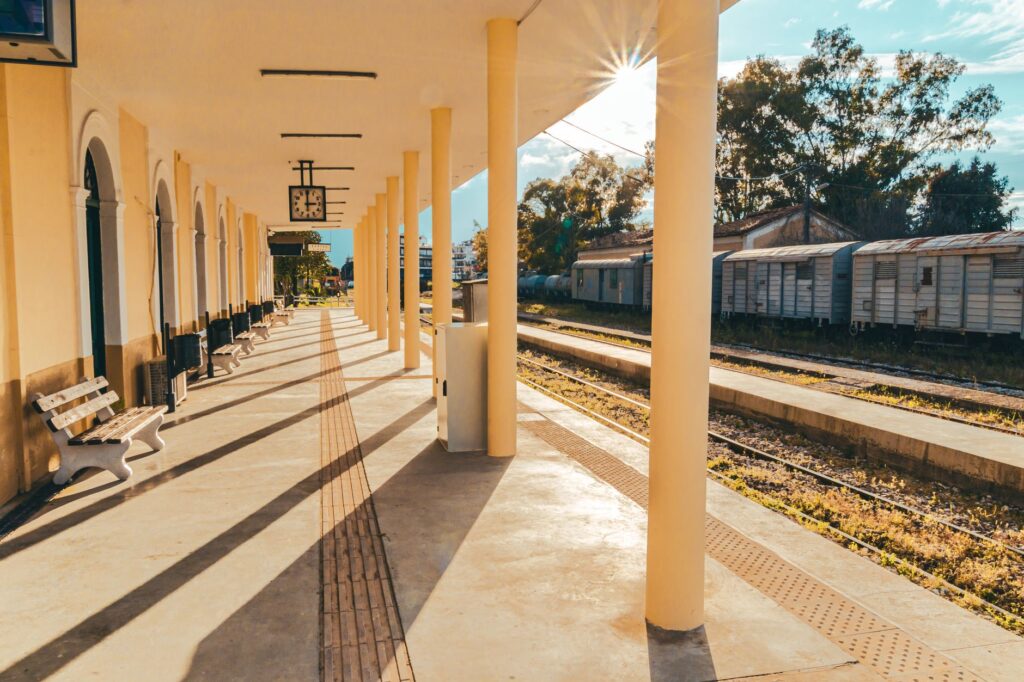 La Red de Ferrocarriles de Viaje Lento en el Peloponeso: Infraestructura, Patrimonio y el Desafío de la Movilidad Rural en Grecia