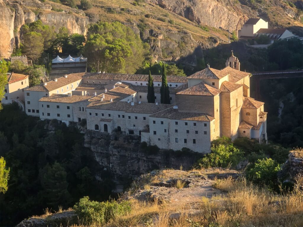 El secreto de la juncia y el pinar: la liturgia del Mercado Central de Cuenca y los tesoros de la Serranía