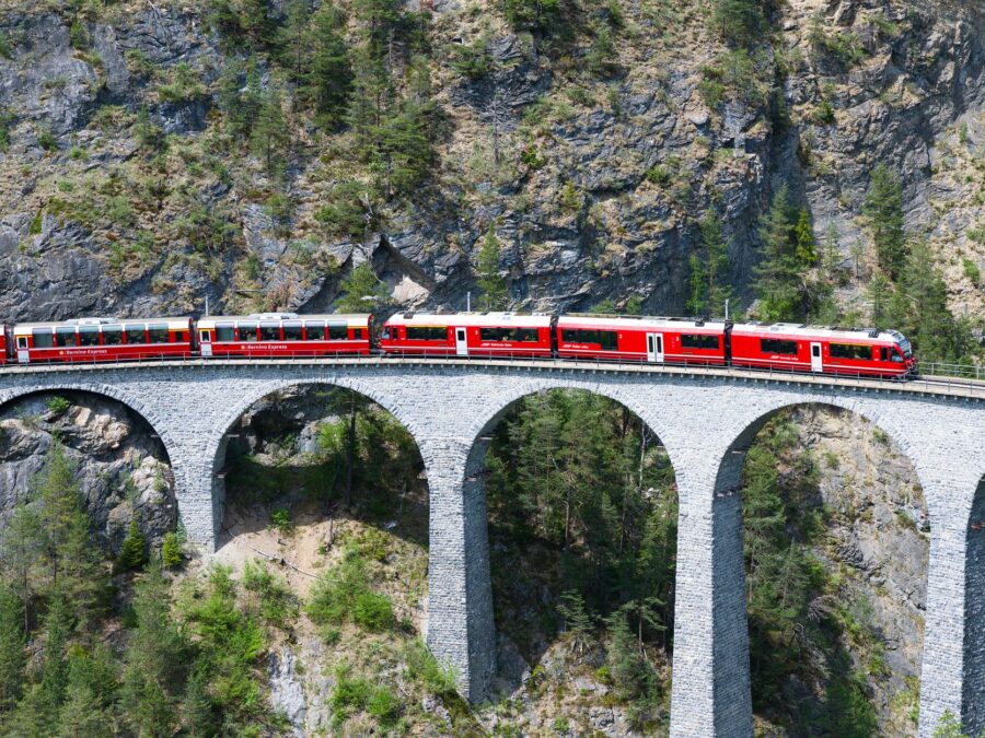 El cruce del Bernina: crónica sobre raíles a través del espinazo alpino