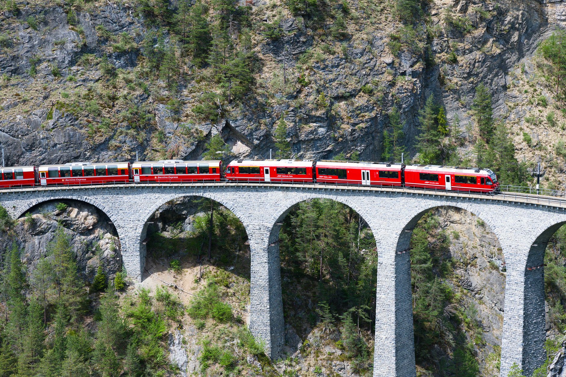 El cruce del Bernina: crónica sobre raíles a través del espinazo alpino