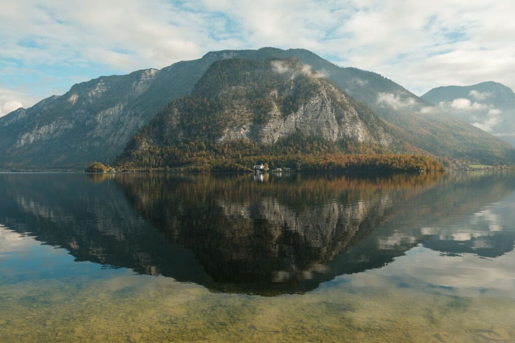 Tras la niebla de Salzburgo: anatomía de un rodaje de moda al borde de los lagos alpinos