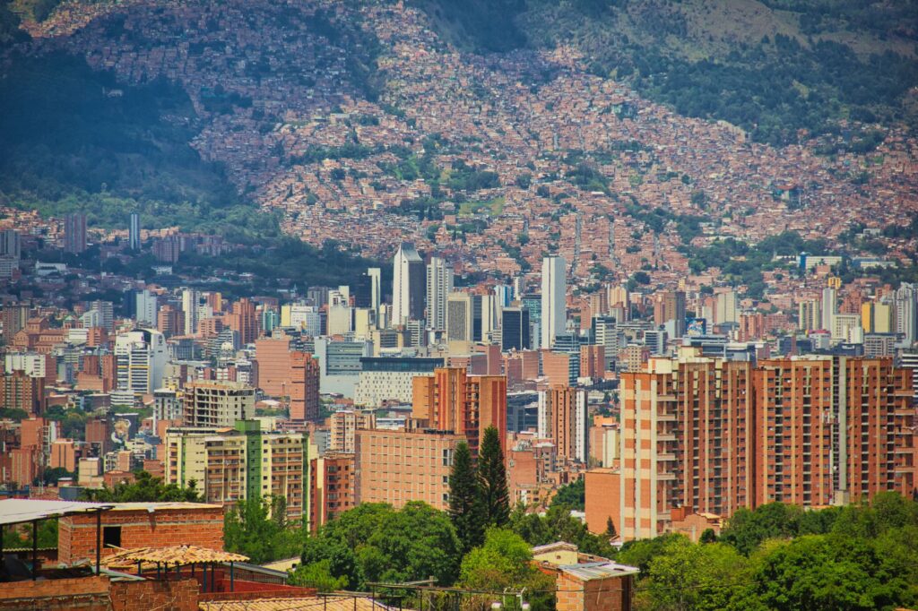 Medellín más allá del titular: una transformación urbana analizada desde su tejido social