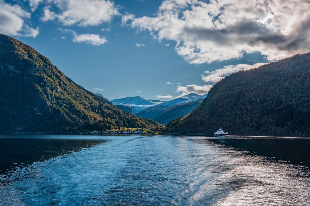 Travesía por el Canal de los Fjordos de Noruega: Guía de Navegación Costera y Exploración Marítima