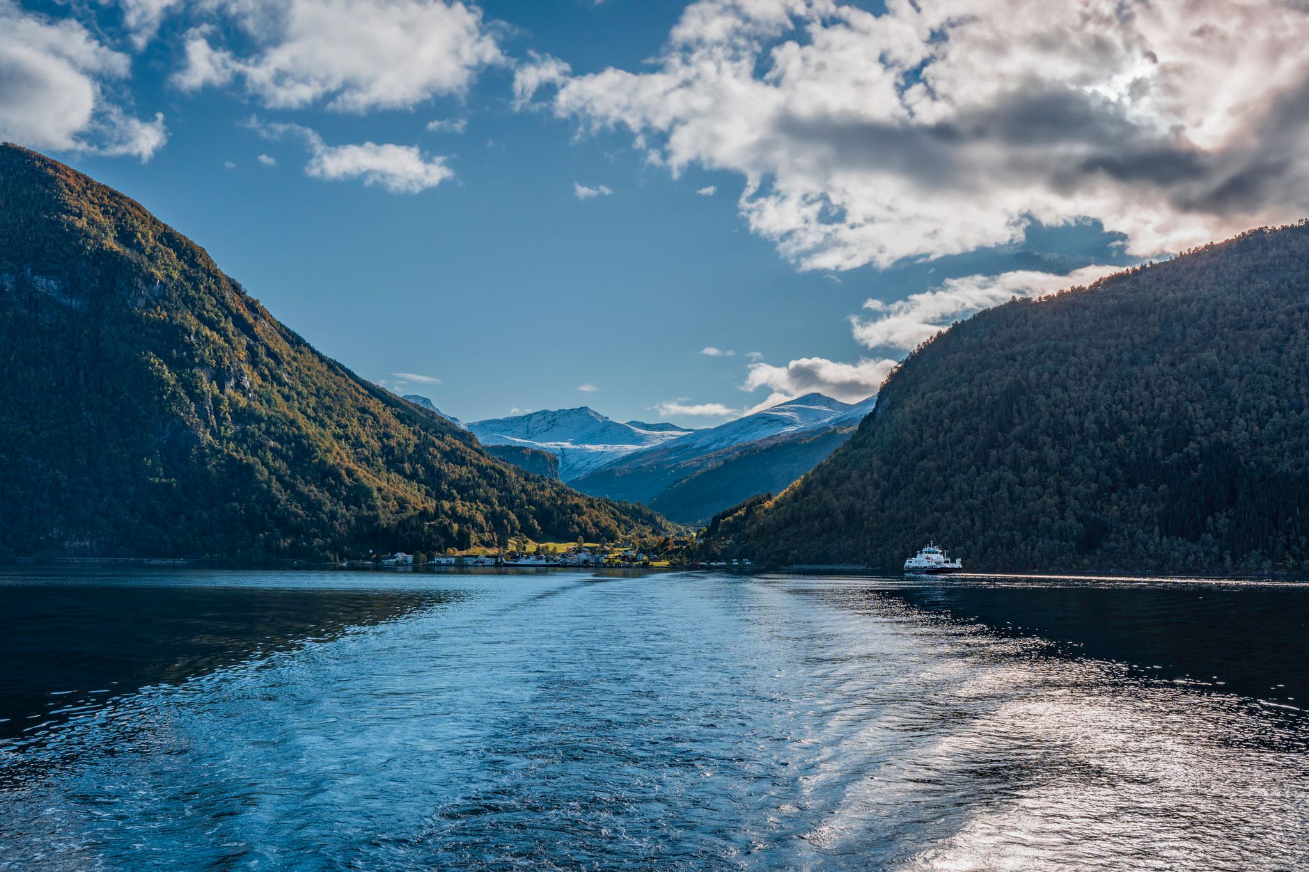Travesía por el Canal de los Fjordos de Noruega: Guía de Navegación Costera y Exploración Marítima