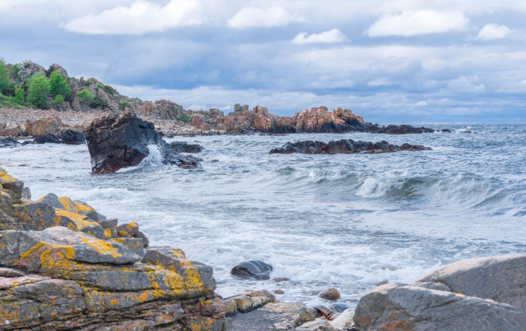 El latido del vidrio fundido: varilla, soplete y memoria en los estudios de arte de Bornholm