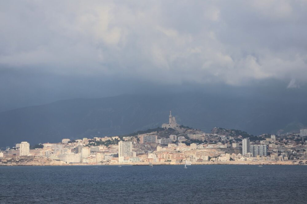 El latido de los funiculares de la colina de Cassis: Ingeniería de contrapesos de agua y la memoria anfibia del Mediterráneo provenzal