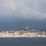 El latido de los funiculares de la colina de Cassis: Ingeniería de contrapesos de agua y la memoria anfibia del Mediterráneo provenzal