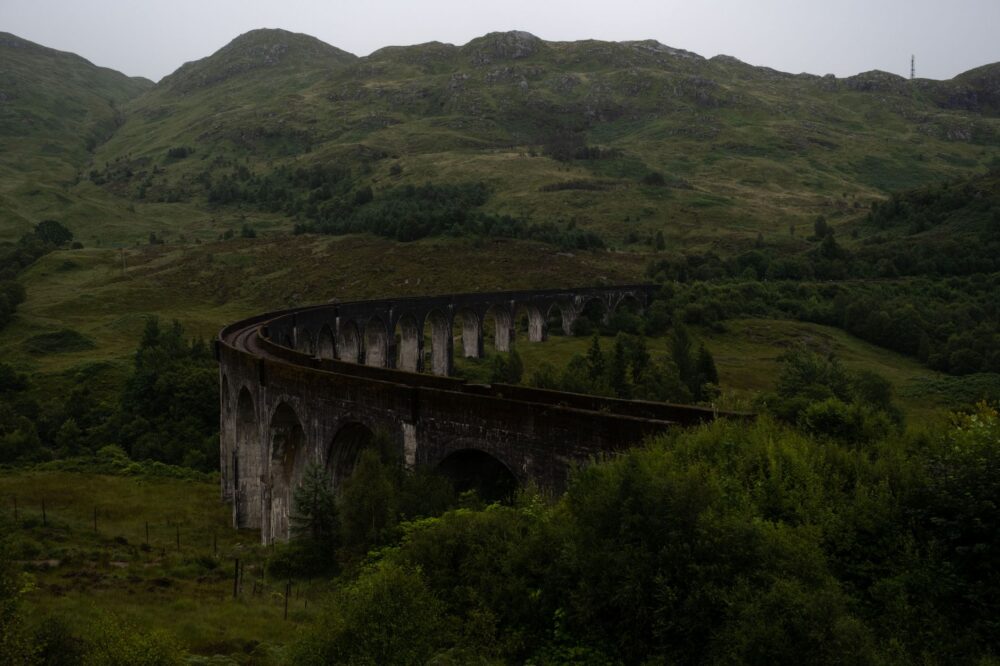 El Ferrocarril de la Línea West Highland: Ingeniería de páramos, logística escocesa y conectividad ferroviaria histórica hacia Mallaig