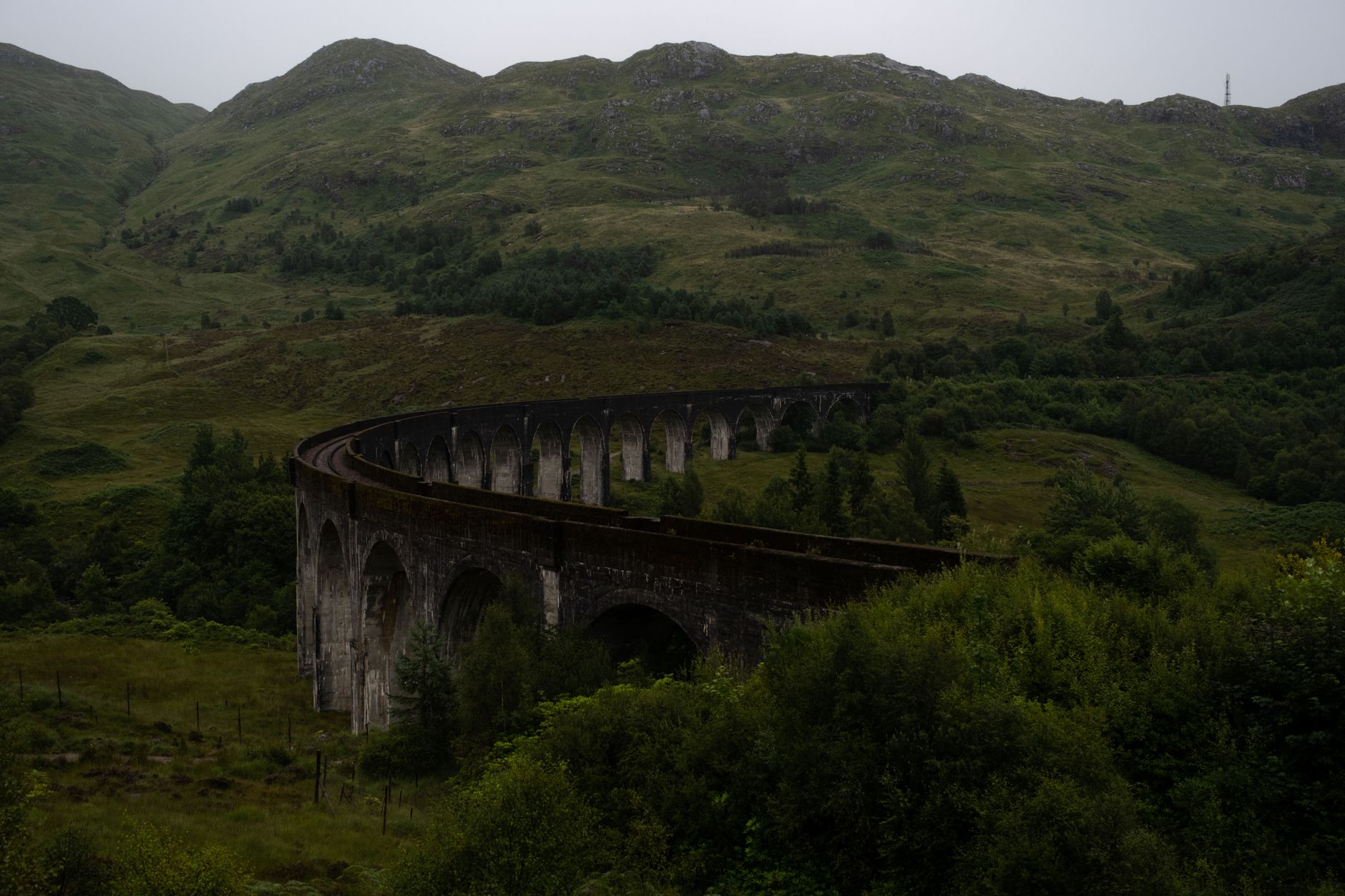 El Ferrocarril de la Línea West Highland: Ingeniería de páramos, logística escocesa y conectividad ferroviaria histórica hacia Mallaig