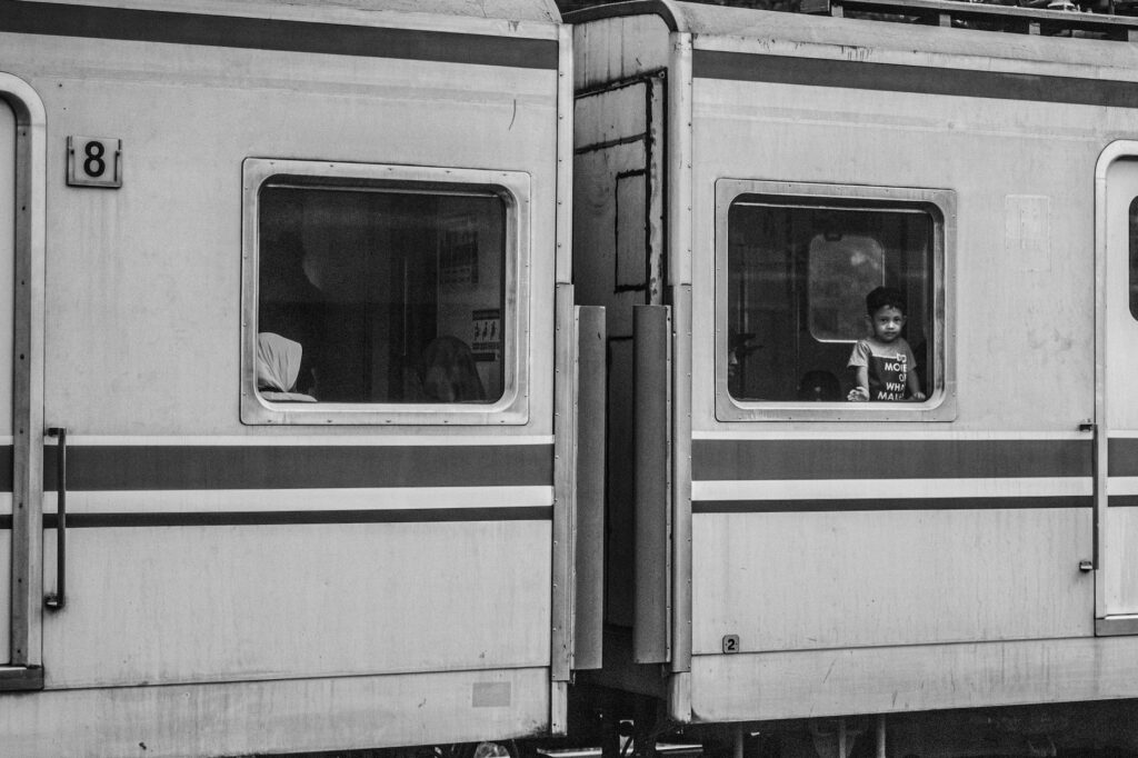 La ruta transpirenaica en tren histórico: cronica de un viaje lento por la columna vertebral de Europa