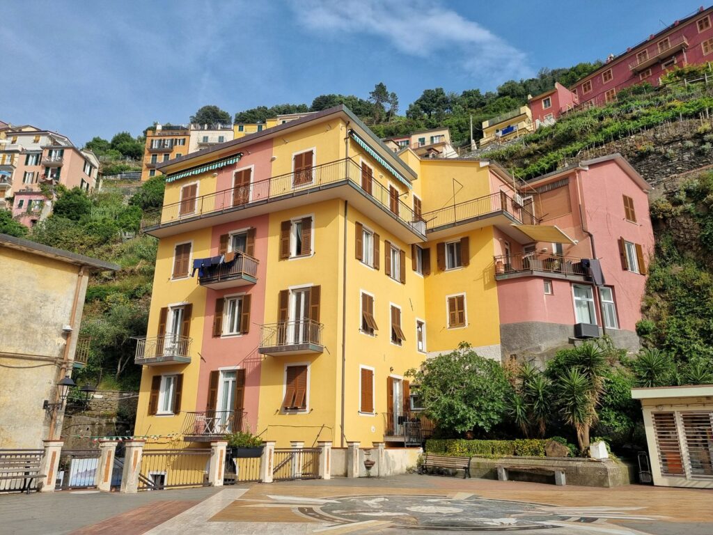 El latido del tren de la franja costera de Cinque Terre: ingeniería de roca y acantilados marinos en Liguria