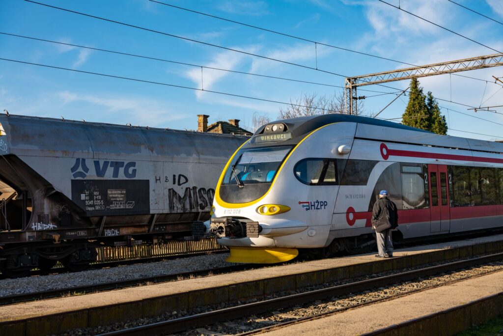 El latido de las crestas glaciares: cómo la movilidad alpina sostenible y los trenes de cremallera transforman el transporte en los Alpes de Berna