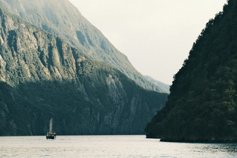 El laberinto intermodal de los fiordos de Fiordland: barcos, mareas y la frágil conectividad anfibia del extremo suroeste de Nueva Zelanda