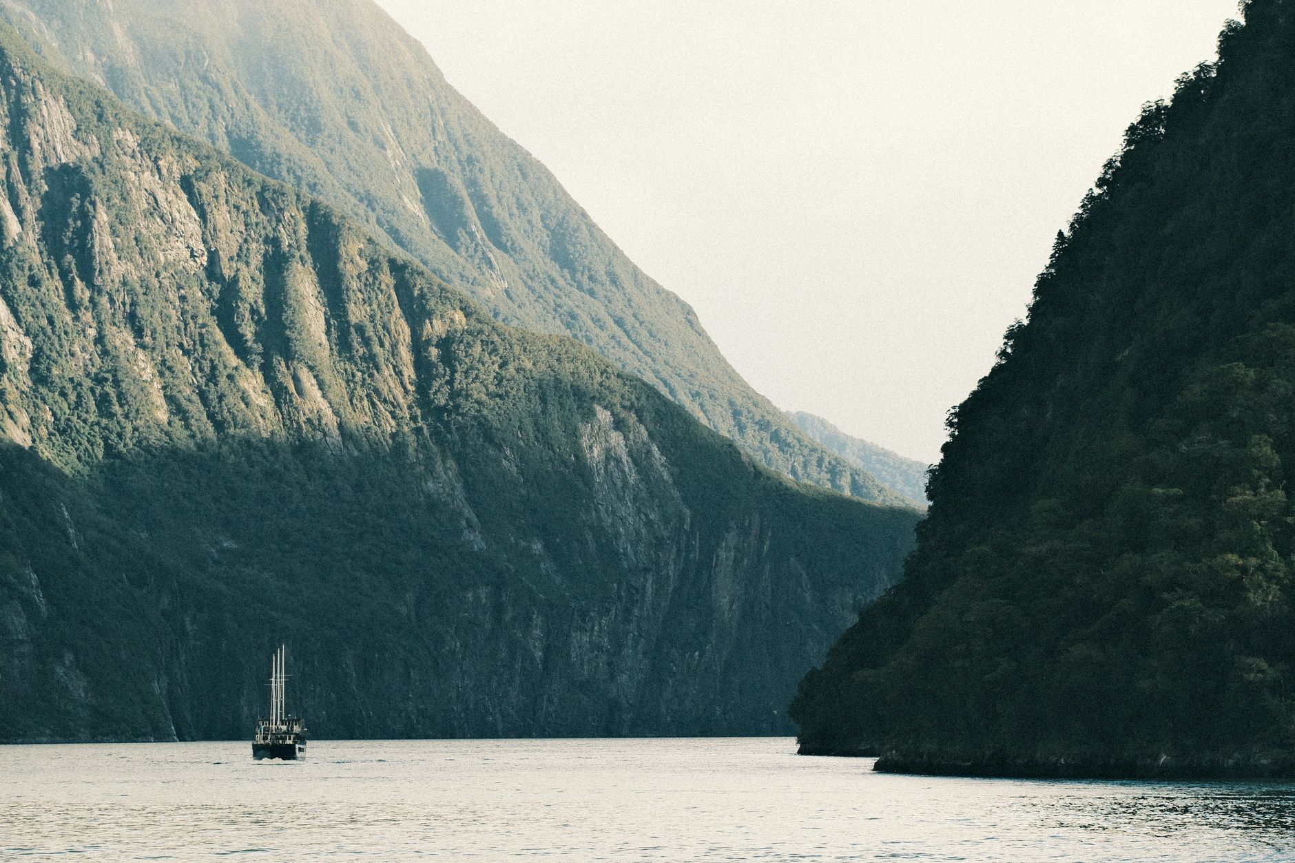 El laberinto intermodal de los fiordos de Fiordland: barcos, mareas y la frágil conectividad anfibia del extremo suroeste de Nueva Zelanda