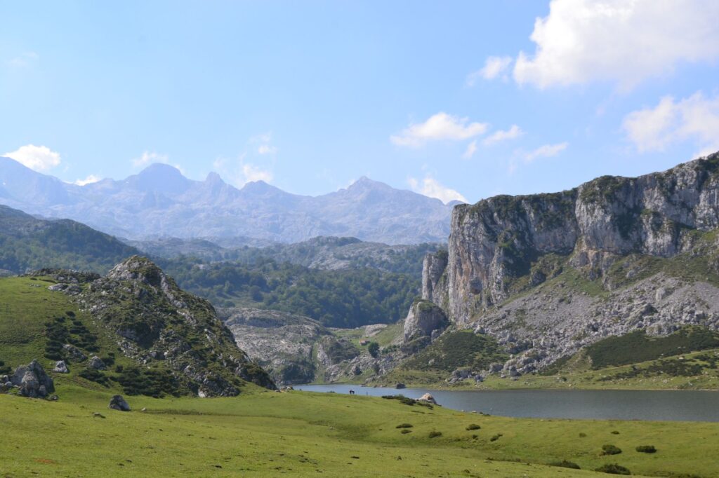 El Refugio de la Cabra Montes en los Picos de Europa: Geología Kárstica, Dinámicas de Población y Conservación en el Norte de España