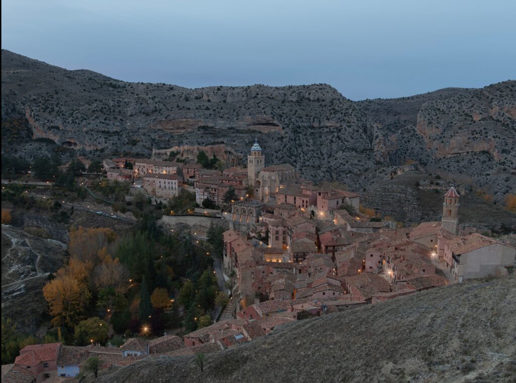 El latido de la teja artesanal: arcilla, fuego y memoria en los obradores de Albarracín