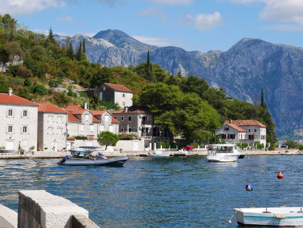 El latido meridional del archipiélago de las Bocas del Kotor: Vapores de ensenada, muelles de piedra y la conectividad anfibia del fiordo montenegrino
