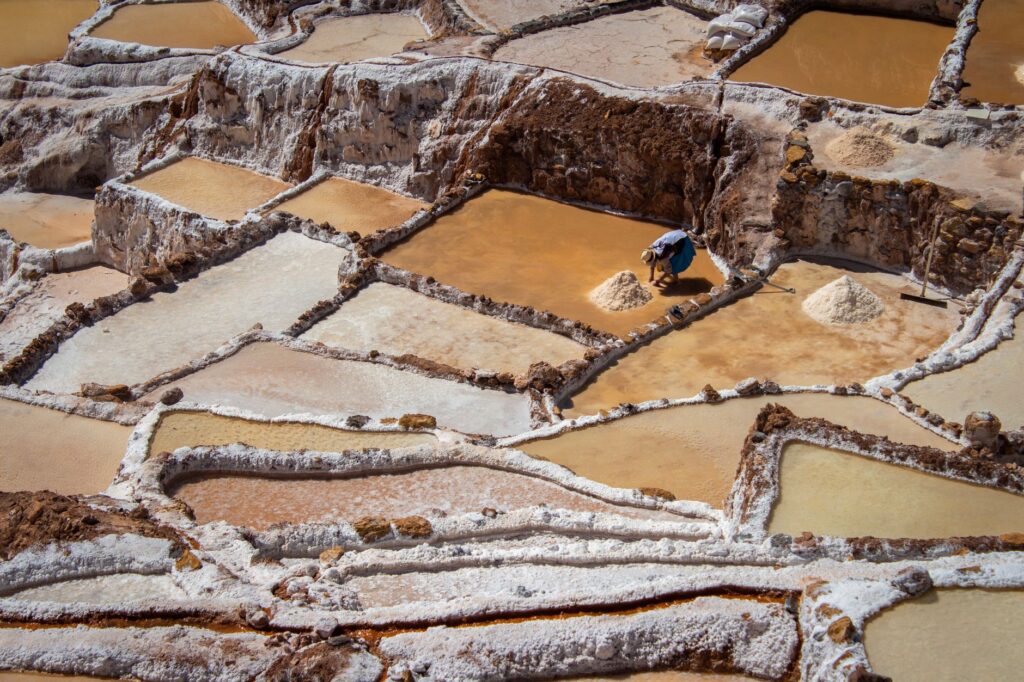 El latido de la teja artesanal: arcilla, fuego y memoria en los obradores de Albarracín